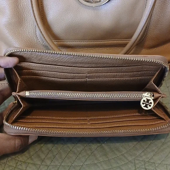 Tory Burch Amanda Tote & Wallet Set - Picture 12 of 17